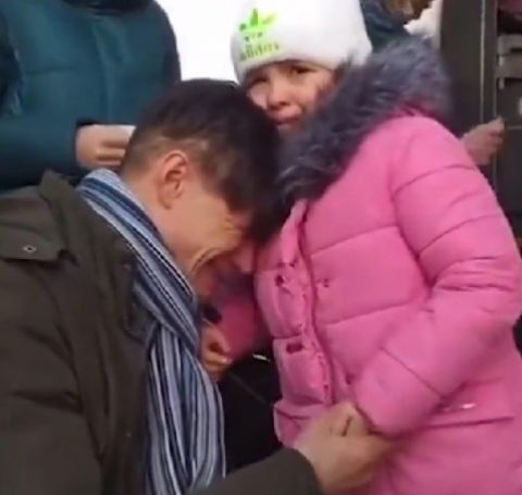 Llora padre al despedirse de su hija y su esposa en Ucrania, quizás no volverán a verse nunca…