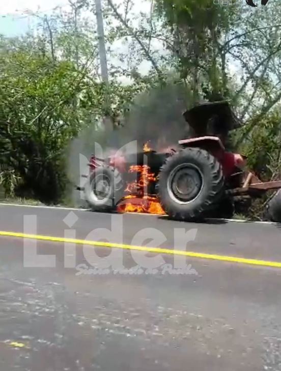 Tractor agrícola termina calcinado a las orillas de la Carretera Federal México –Tuxpan.
