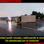 Camión es abandonado tras volcar sobre la México-Tuxpan